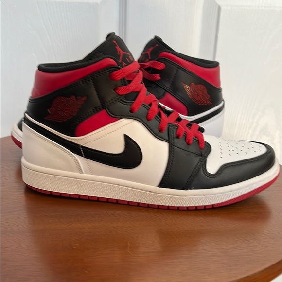 Jordan Nike Sneakers (Men's Size: 9) - Picture 2 of 8